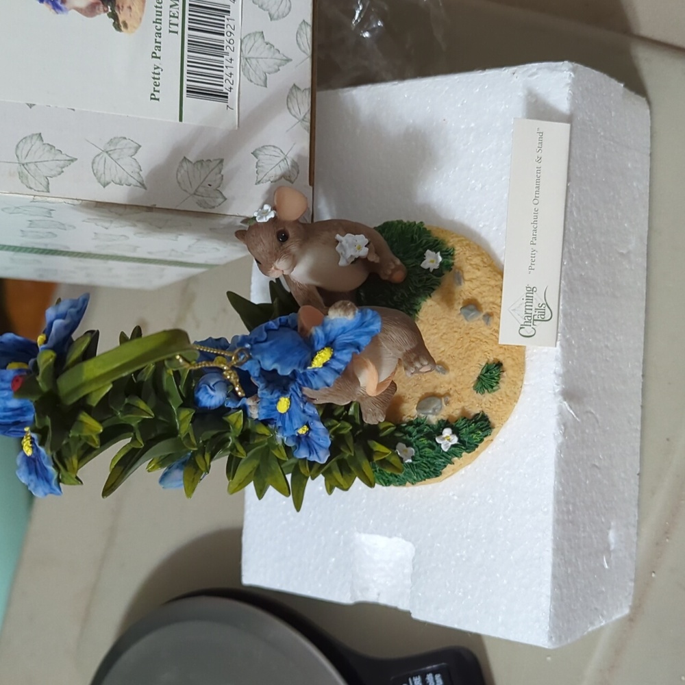 Charming Tails figurine "Pretty Parachute Ornament and stand" #88/123